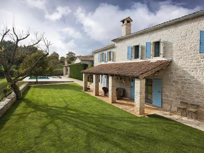 Villa Castela Vela Traba 0*,